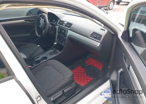 2018 Volkswagen Passat 2.0T R-Line/2.0T S z USA, uszkodzony, nr VIN 1VWAA7A37JC000769